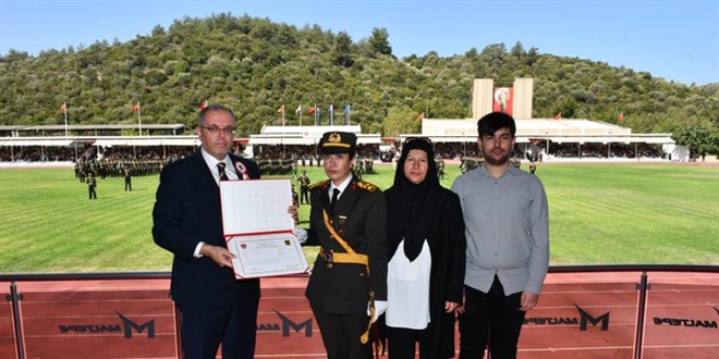 15-temmuz-sehidi-omer-halisdemirin-kizi-tegmen-oldu-uMMWZcM9.jpg