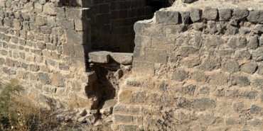 diyarbakirda-saint-george-kilisesinin-hicbir-zaman-hamam-olarak-kullanilmadigini-ispatlayan-kitabe-ortaya-cikti-H7fkiEIB.jpg