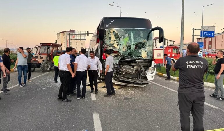 Erzurum’da Otobüs-Traktör Çarpışması