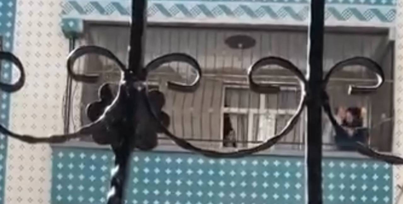kadin-balkonda-tekme-tokat-dovuldu-komsulari-o-anlari-kaydetti-TJaVjysi.jpg