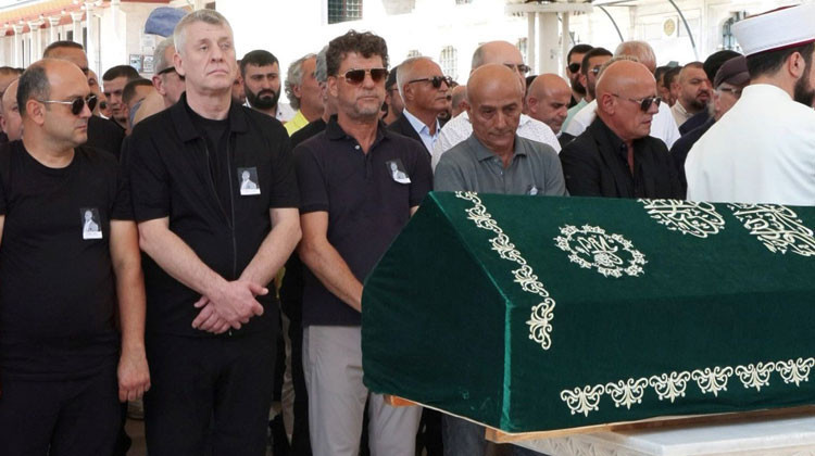 metin-senturkun-en-zor-gorevi-kardesini-topraga-verdi-ufr5igIE.jpg