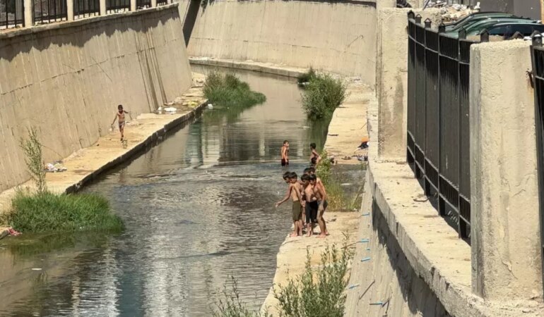 Yüksekova’da Çocuklar Kirli Dereden Havuzda Yüzmeye Geçti