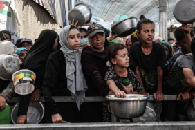 israilde-gida-krizi-gazzede-filistinlilere-yemek-dagitildi-rAIl5c1g.jpg