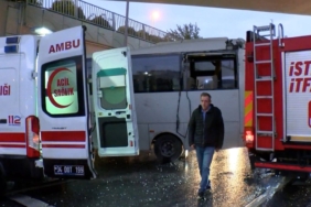 bakirkoyde-cevik-kuvvet-kaza-yapti-polisi-itfaiye-kurtardi-NDbmInf8.jpg