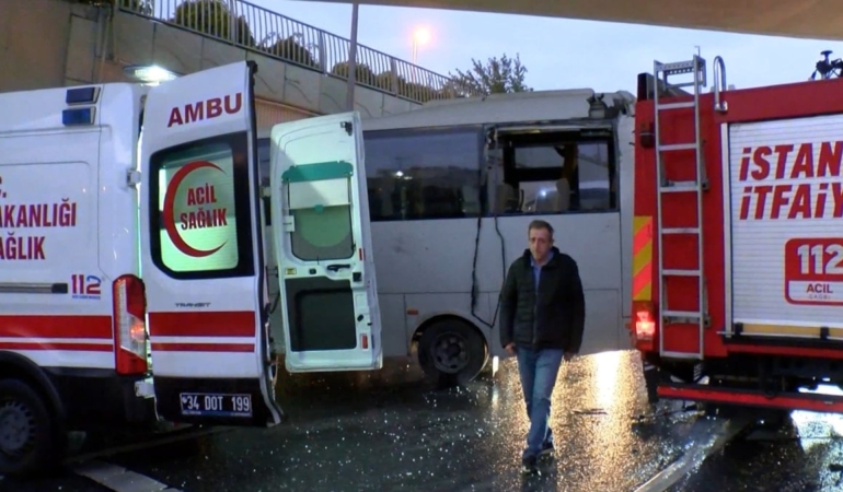 Bakırköy’de çevik kuvvet kaza yaptı: Polisi itfaiye kurtardı