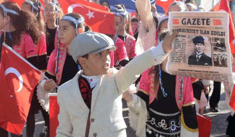 Bodrum’da Cumhuriyet Bayramı coşkusu “Yazıyor yazıyor Cumhuriyet’in ilanını yazıyor”