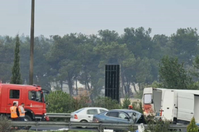 izmirde-zincirleme-trafik-kazasi-1-kisi-feci-sekilde-can-verdi-1OFPM4Jx.jpg