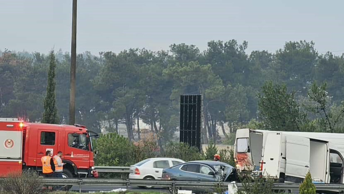izmirde-zincirleme-trafik-kazasi-1-kisi-feci-sekilde-can-verdi-1OFPM4Jx.jpg