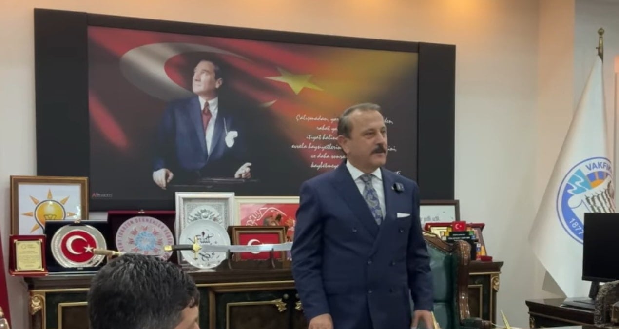 akpli-belediyede-skandal-ataturk-bustunu-copun-kenarina-attilar-gMgeVetc.jpg