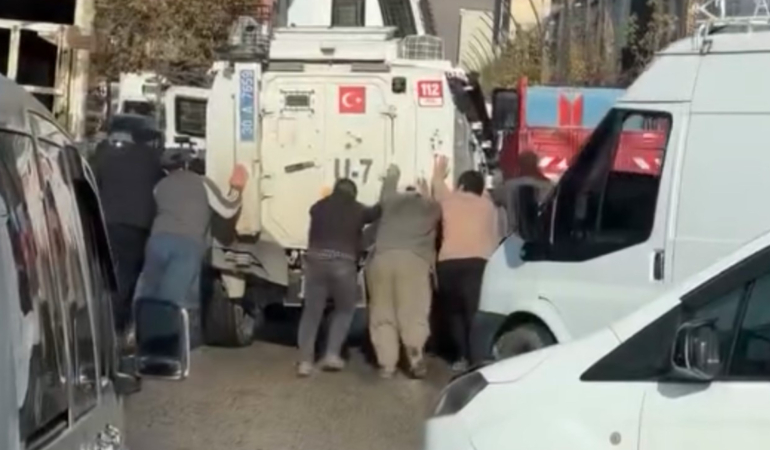 Hakkari’de zırhlı araç yolda mahsur kaldı: Yardımına çevredekiler koştu