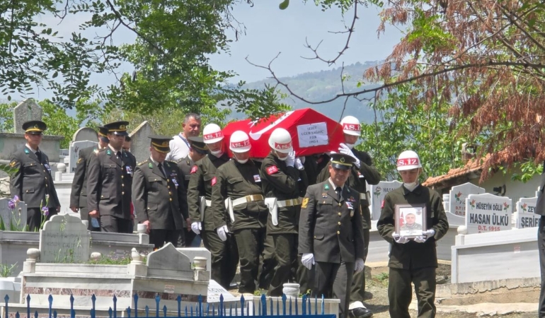 Şehit askerin cenazesi, ailesinin isteği üzerine 14 yıl sonra İstanbul’a nakledildi