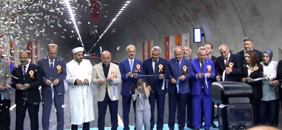 camlihemsin-tuneli-acildi-aydere-20-dakika-daha-yakin-t79tAxHB.jpg