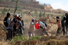 filistin-topraklarini-gasbeden-israilliler-isgal-altindaki-bati-seriada-filistinlilere-saldirdi-ijJwHSr6.jpg